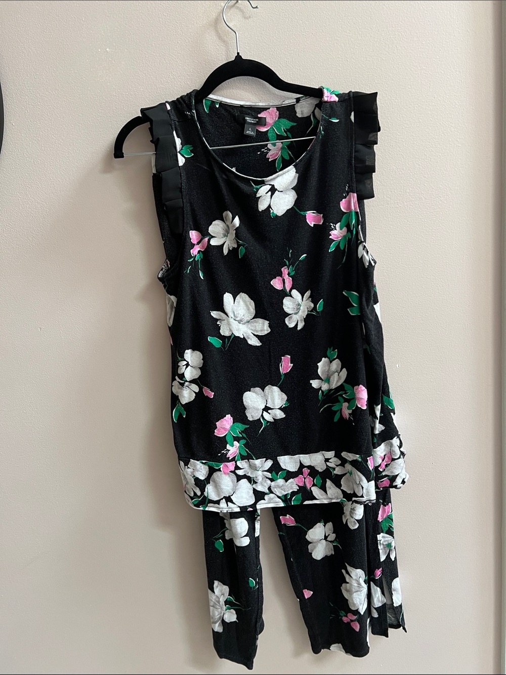 Misses Simply Vera Vera Wang Black Floral Sleeveless Top & Capri Pants Pajamas